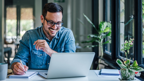 Professionnel développant son site internet