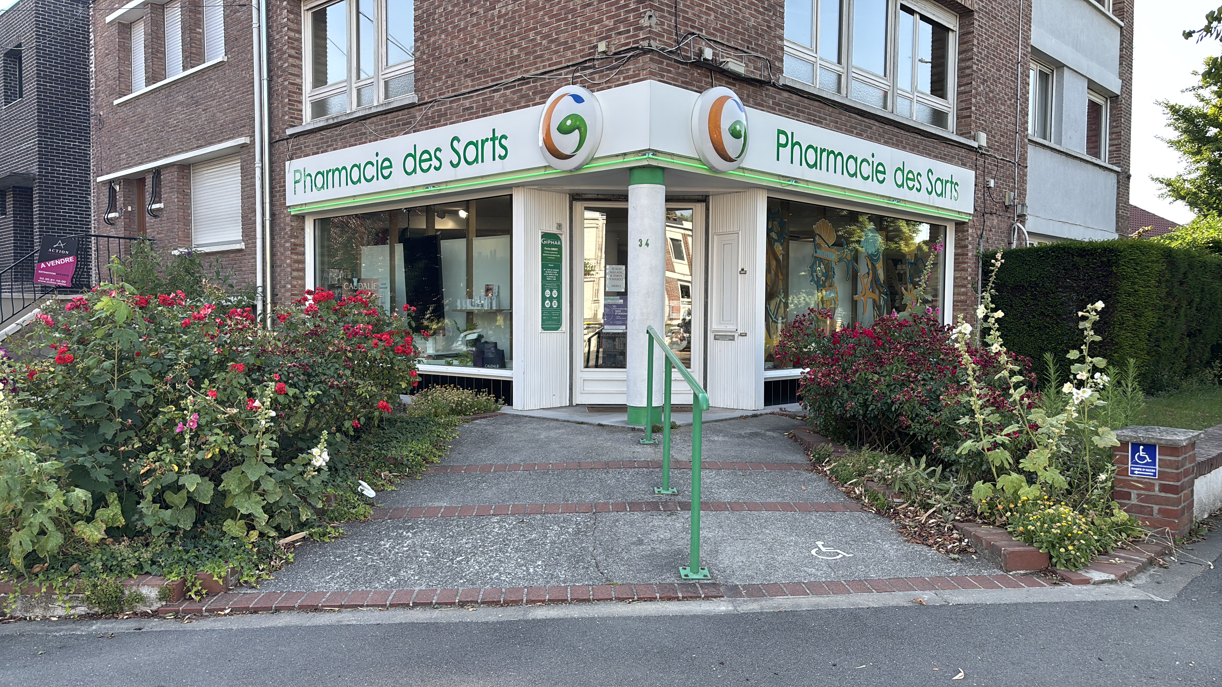 PHARMACIE ET LABORATOIRE PLACE DE LA REPUBLIQUE   PLR   : Laboratoire D Abidjan Cote Ivoire